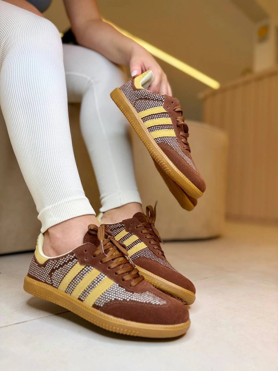 Tênis Adidas Samba Marrom com Strass