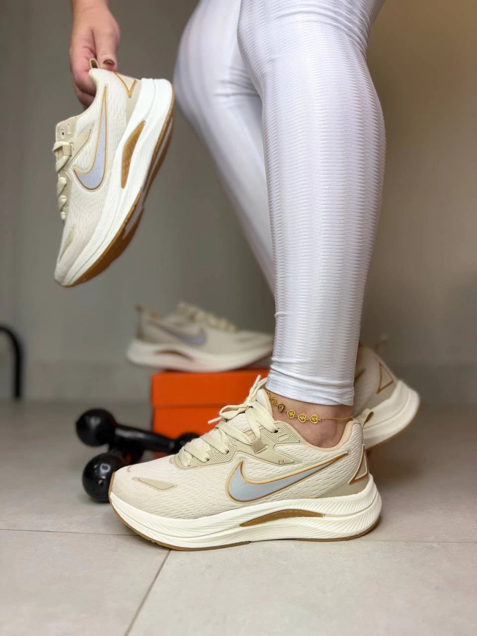 Tênis Nike Fit Dourado