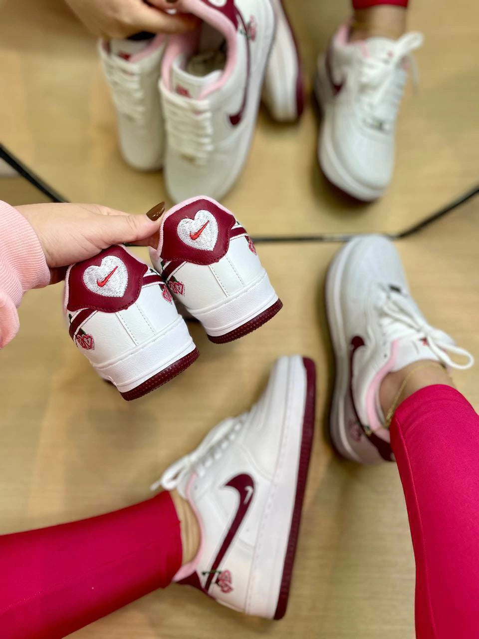 Tênis Nike Air Force 1 Branco e Vinho