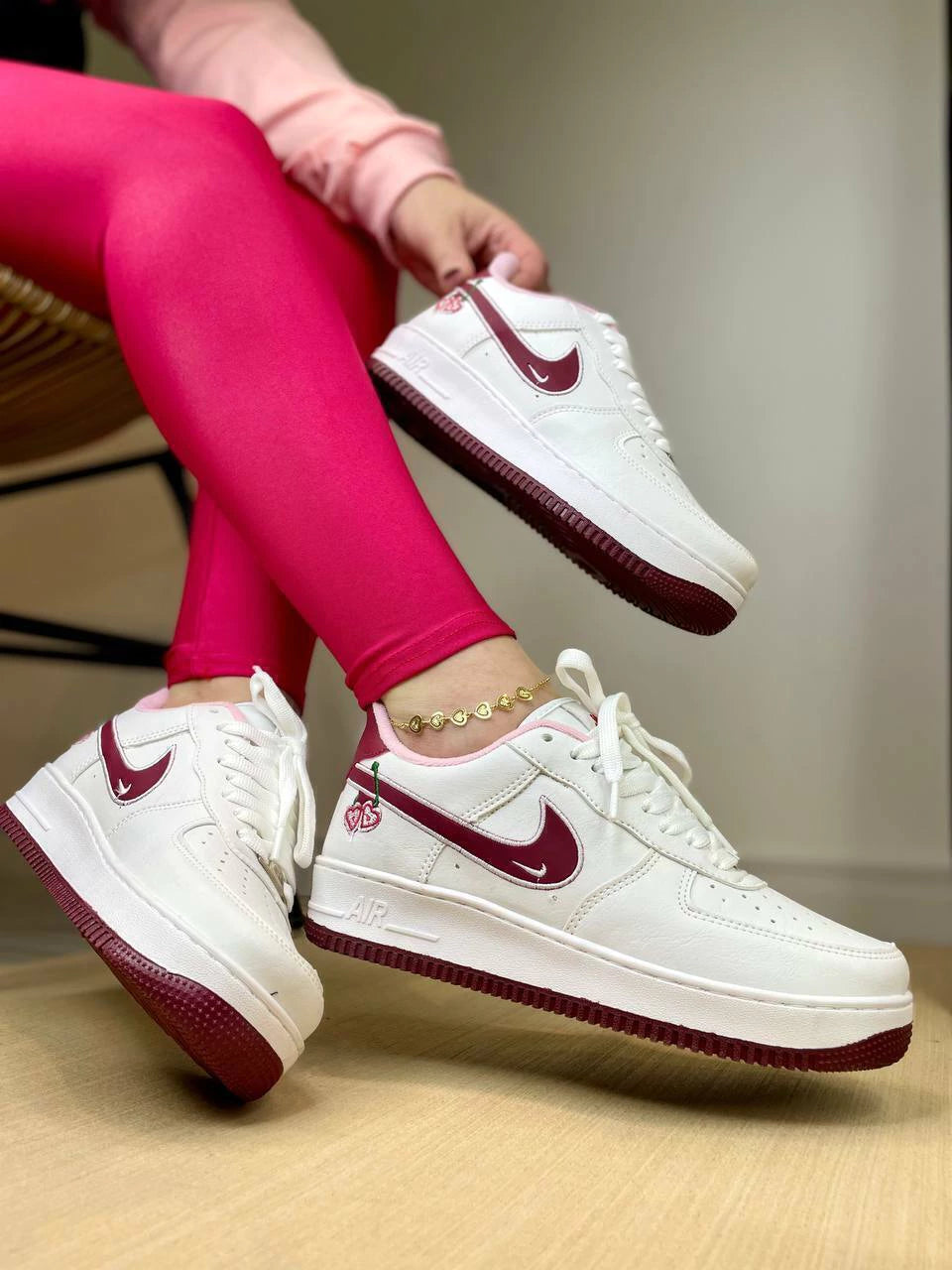 Tênis Nike Air Force 1 Branco e Vinho