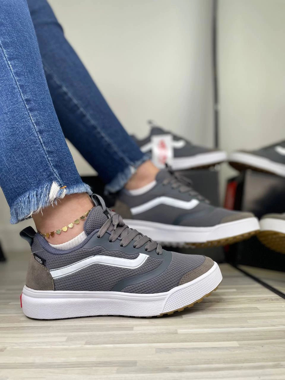 Tênis Vans Cinza e Branco