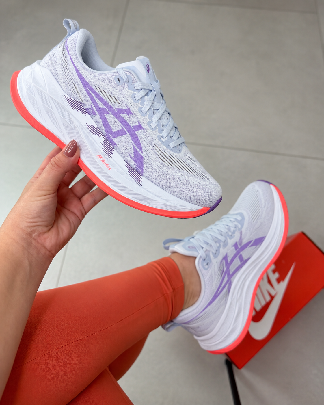 Tênis Asics Branco e Lilás com Coral