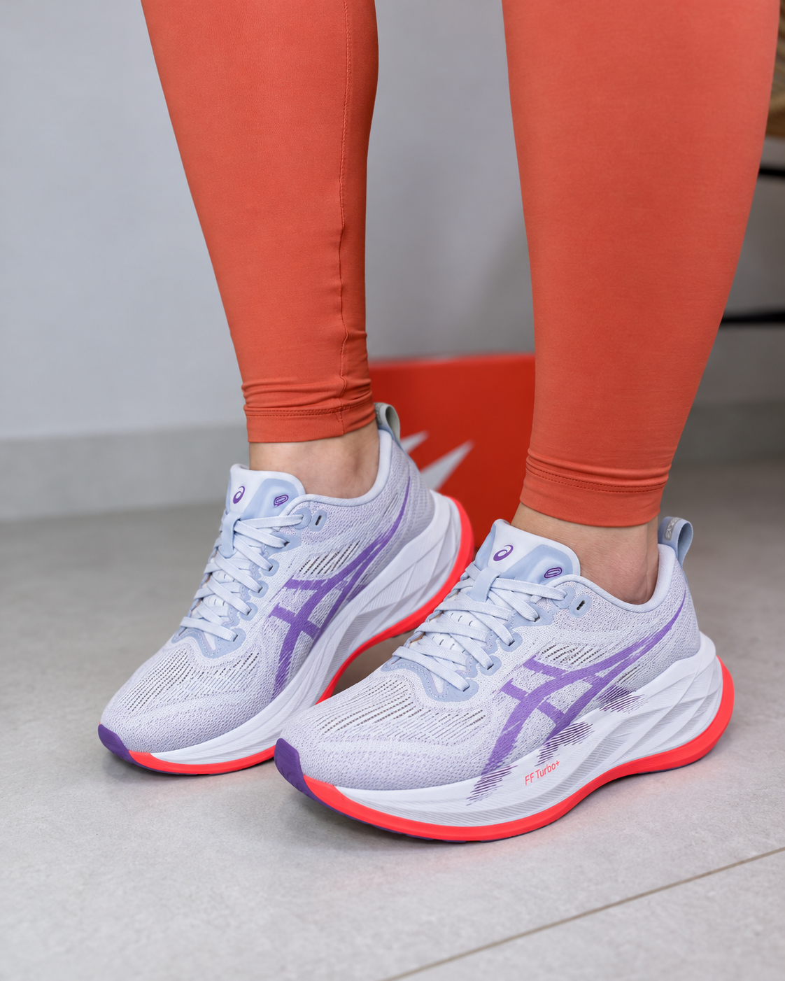 Tênis Asics Branco e Lilás com Coral