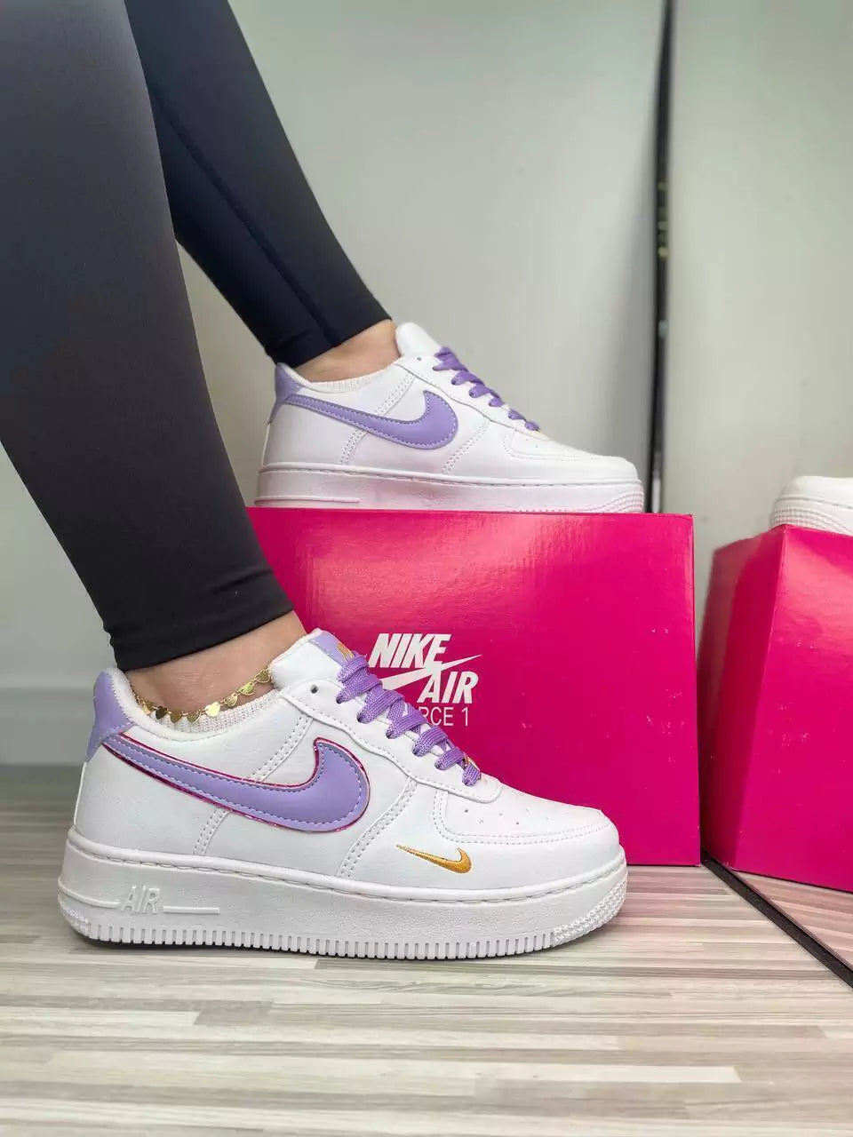 Tênis Nike Air Force 1 Branco e Lilás