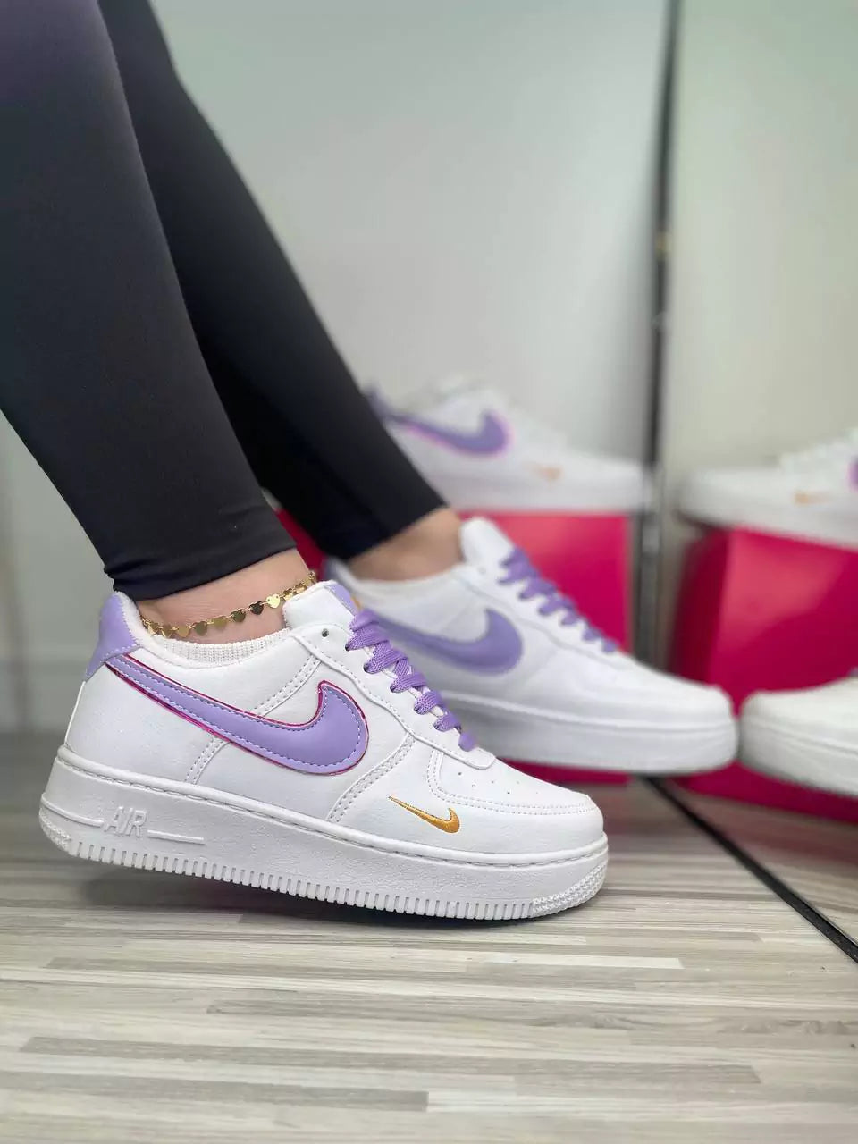 Tênis Nike Air Force 1 Branco e Lilás