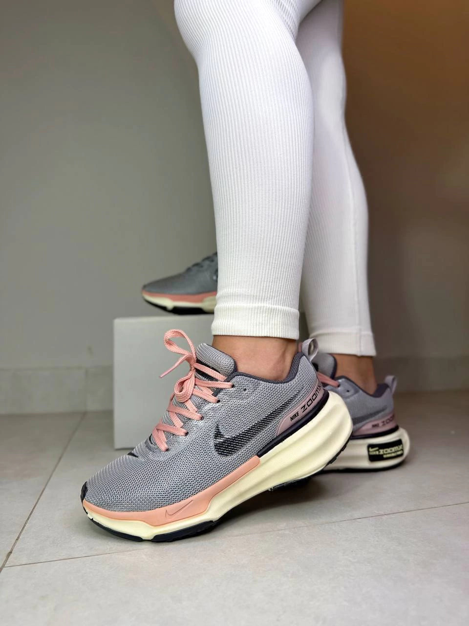 Tênis Nike ZoomX Cinza e Coral