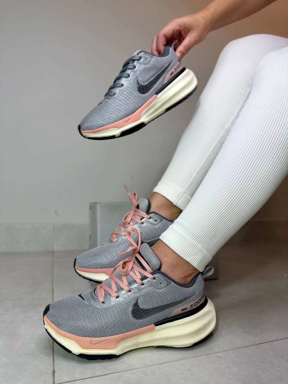 Tênis Nike ZoomX Cinza e Coral