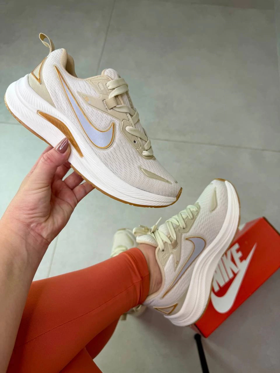 Tênis Nike Fit Dourado
