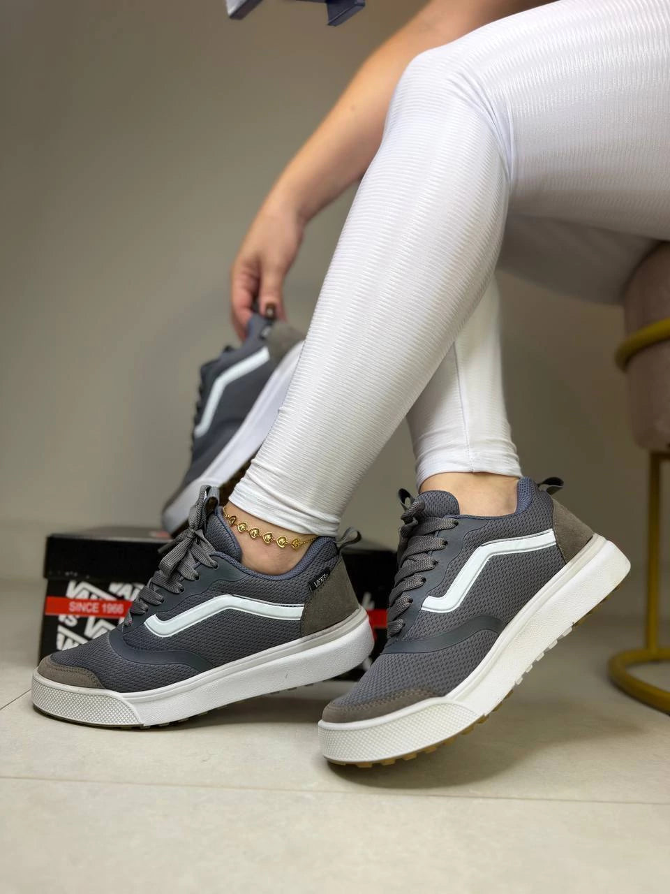 Tênis Vans Cinza e Branco