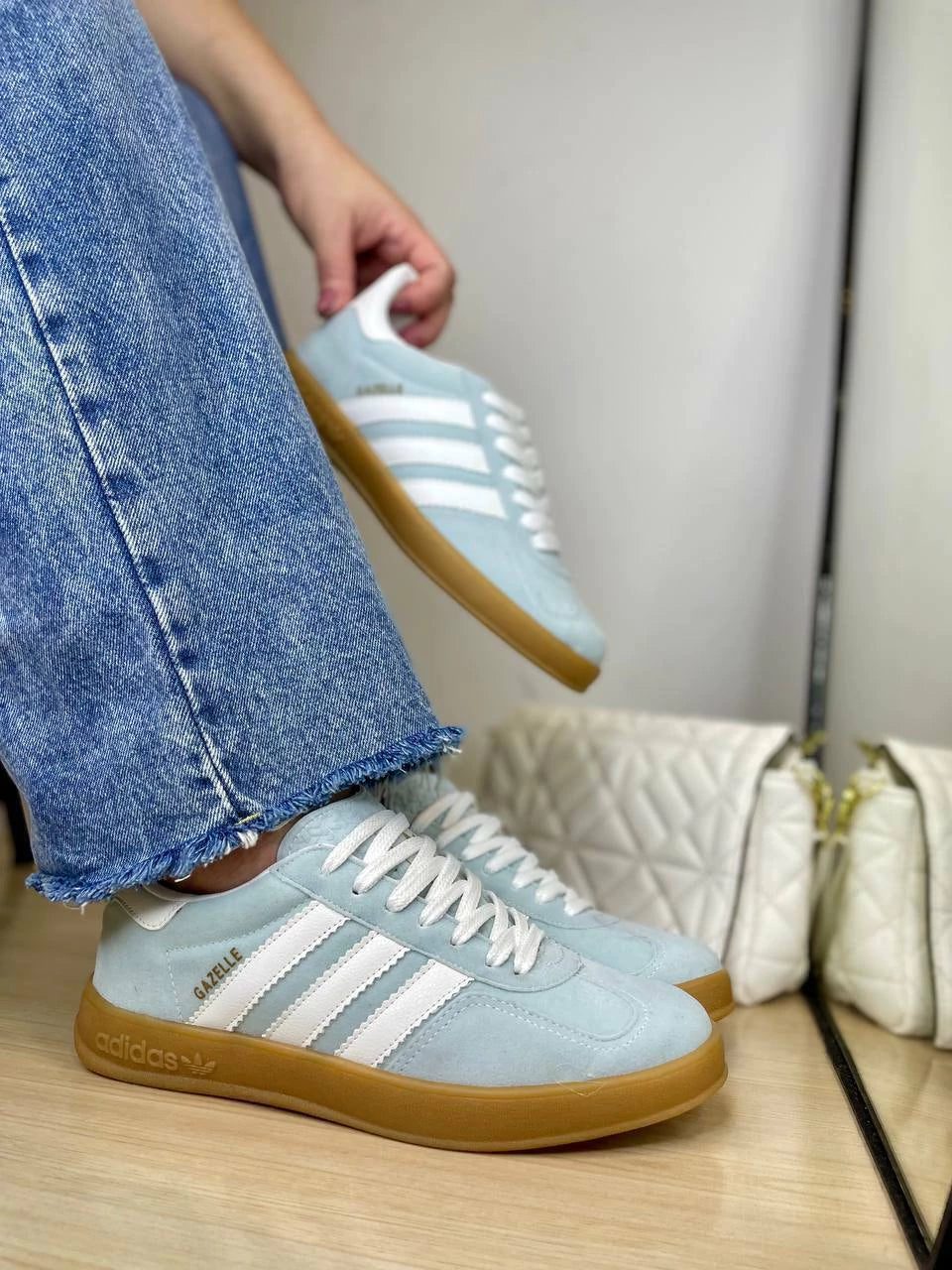 Tênis Adidas Gazelle Azul Bebê e Branco