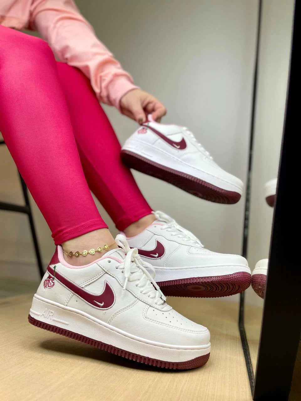 Tênis Nike Air Force 1 Branco e Vinho