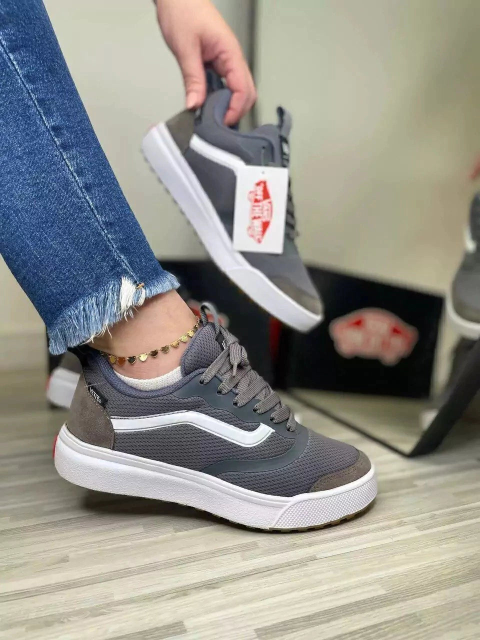 Tênis Vans Cinza e Branco