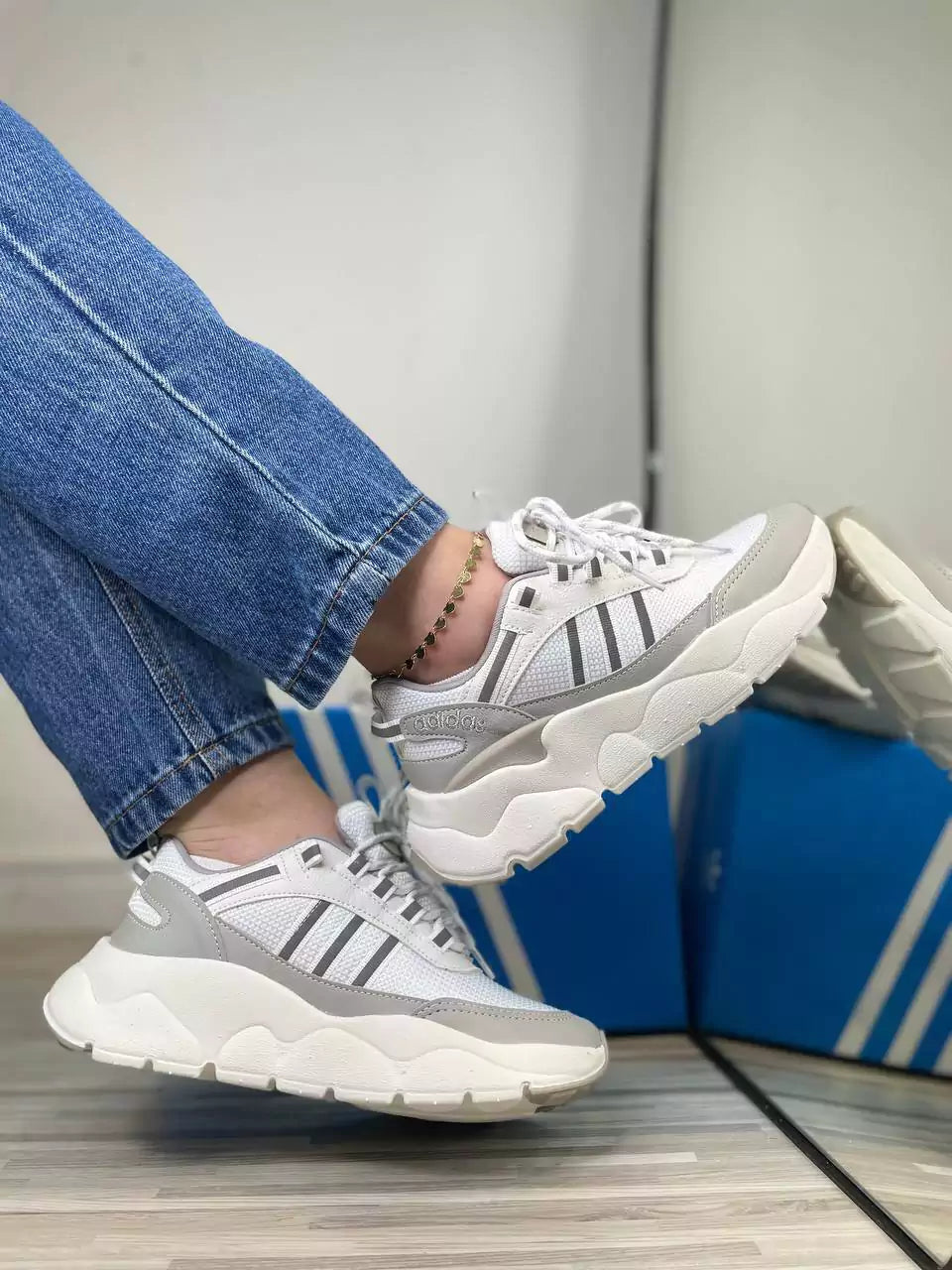 Tênis Adidas Chunky Cinza e Branco