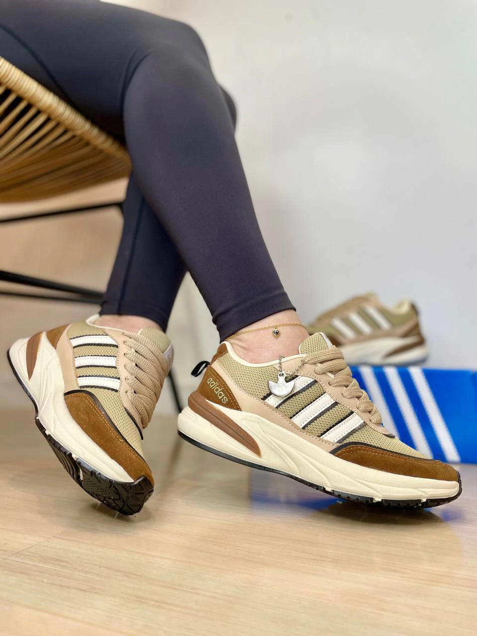Tênis Adidas Running Bege e Marrom