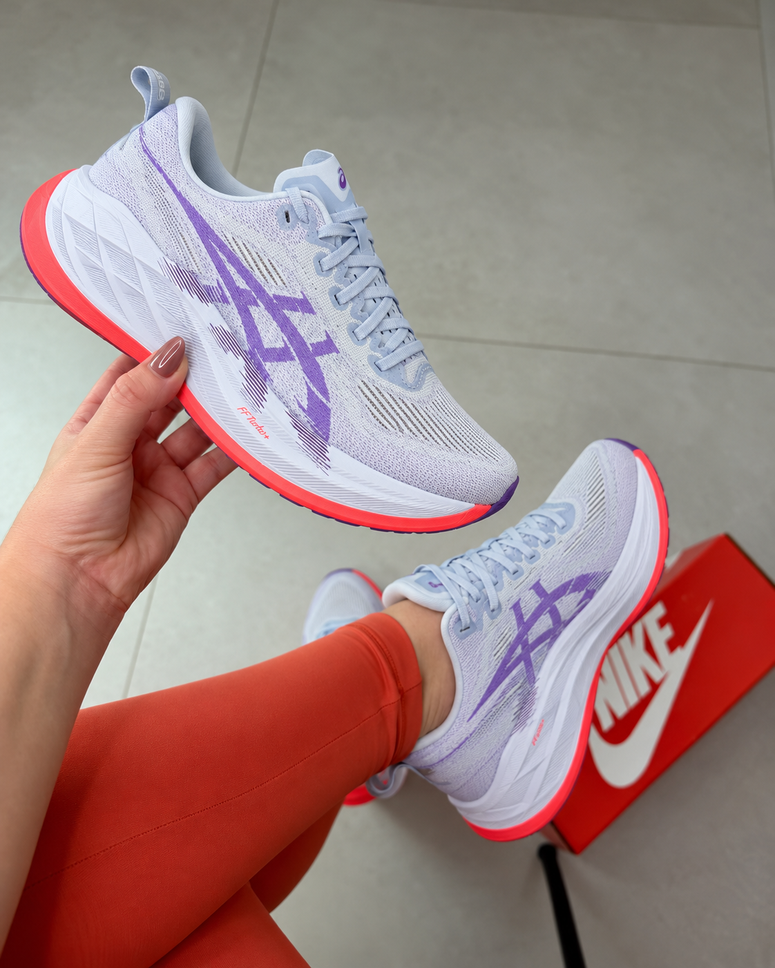 Tênis Asics Branco e Lilás com Coral