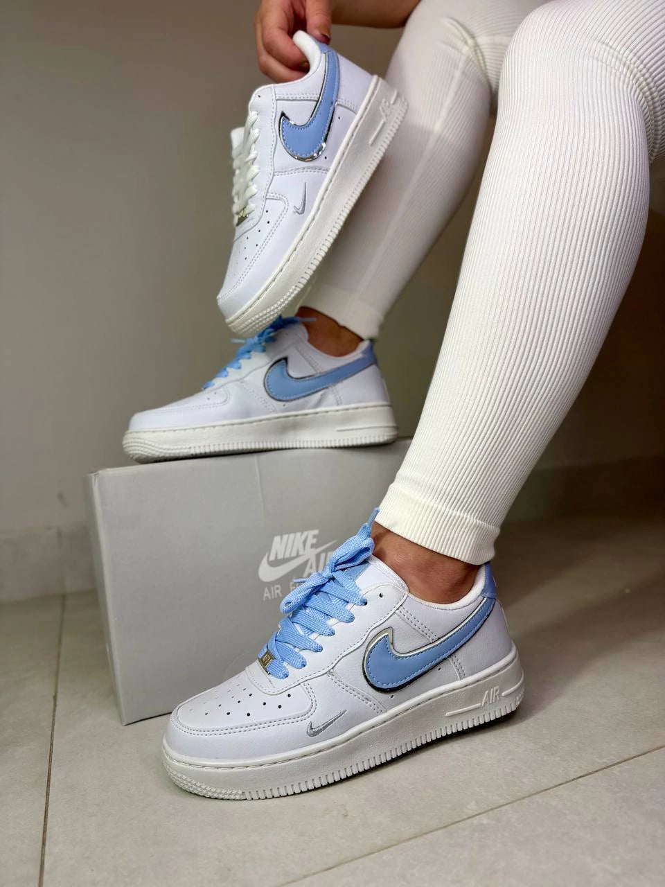 Tênis Nike Air Force 1 Branco e Azul