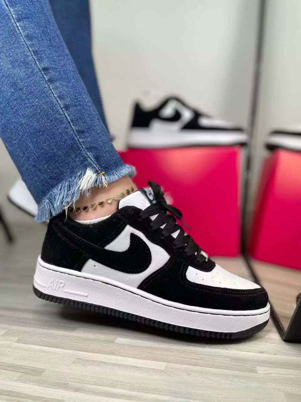 Tênis Nike Air Force 1 Preto e Branco