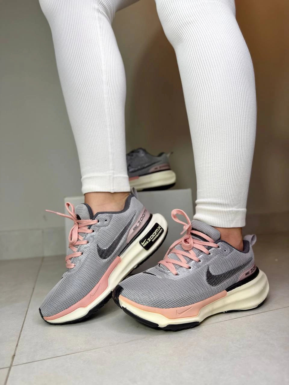 Tênis Nike ZoomX Cinza e Coral