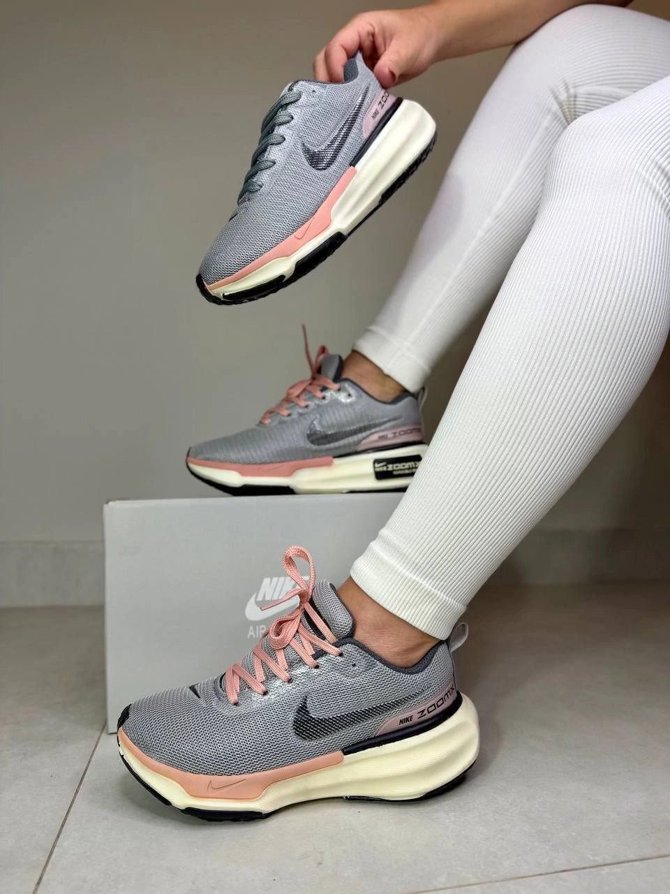 Tênis Nike ZoomX Cinza e Coral