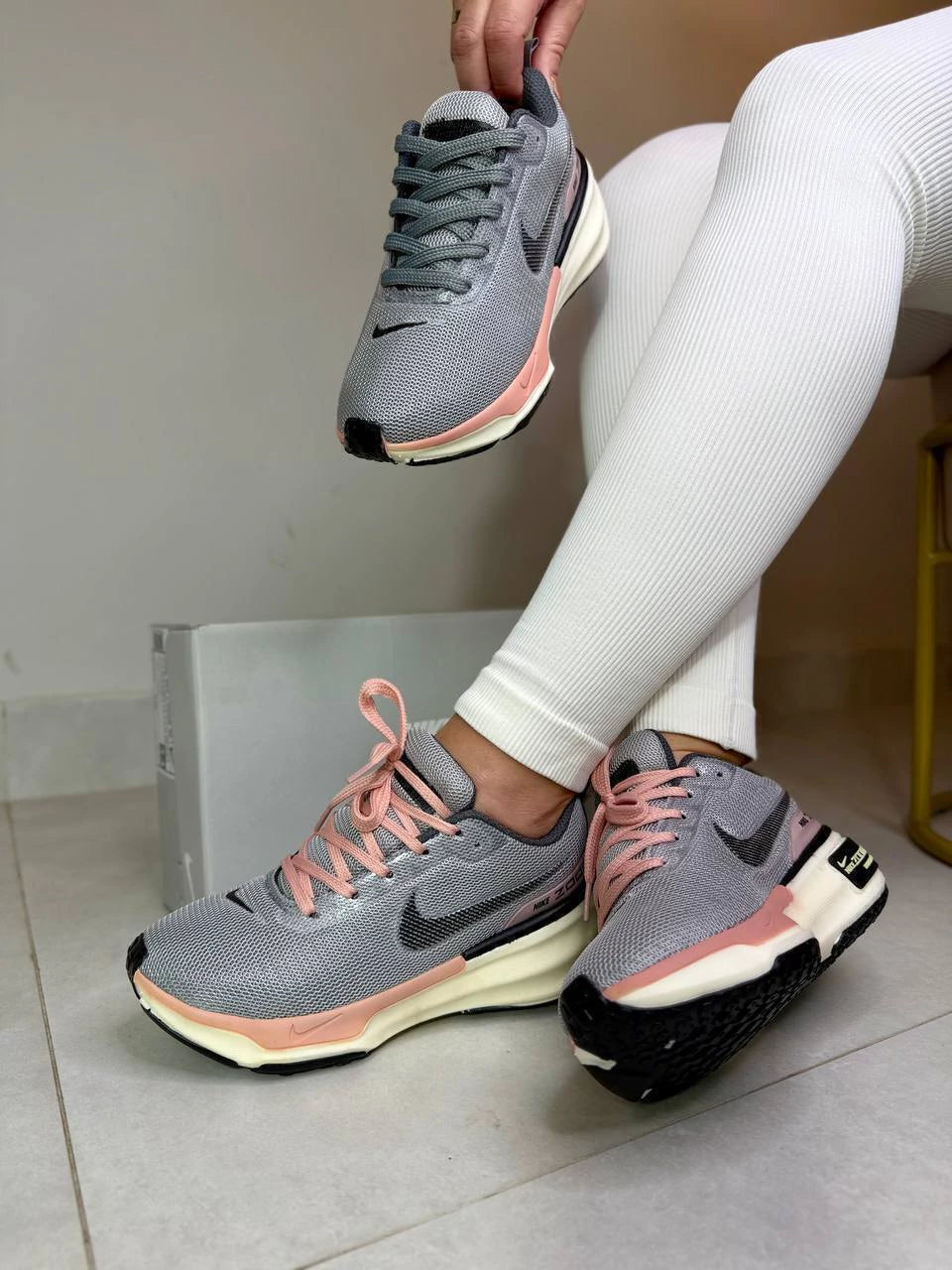 Tênis Nike ZoomX Cinza e Coral