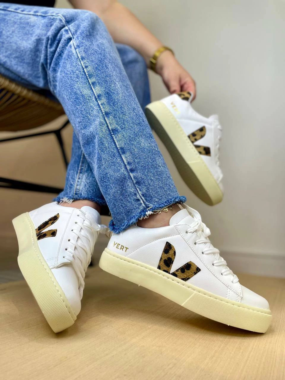 Tênis Veja Creme e Preto